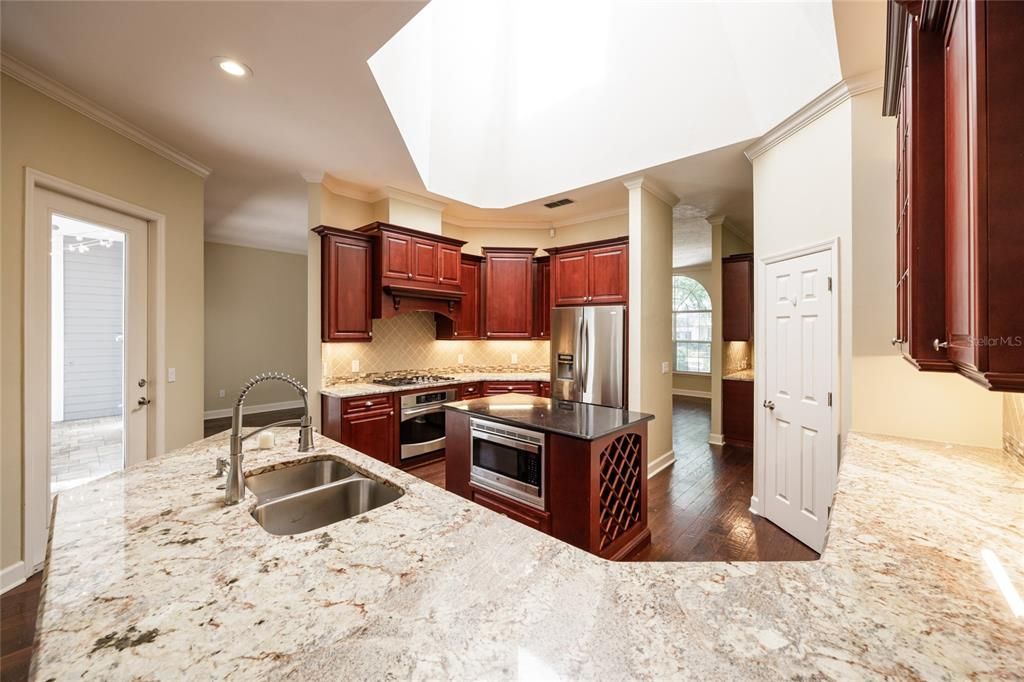 合同活跃: $630,000 (4 贝兹, 2 浴室, 2604 平方英尺)