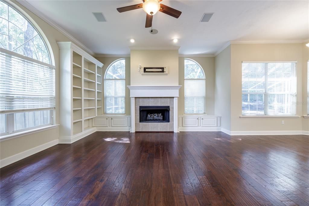 合同活跃: $630,000 (4 贝兹, 2 浴室, 2604 平方英尺)