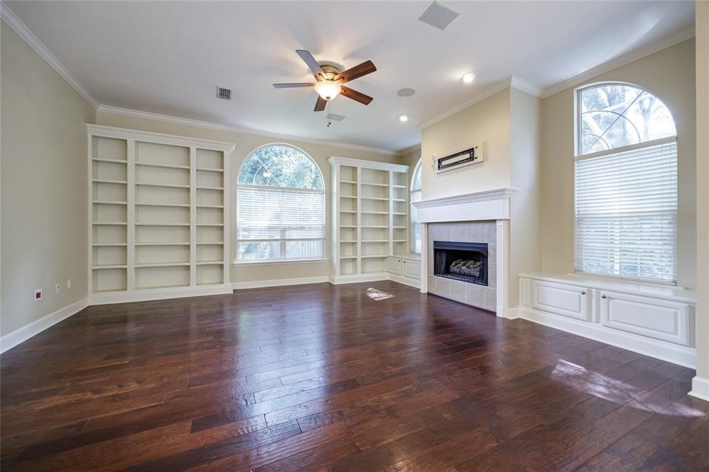 合同活跃: $630,000 (4 贝兹, 2 浴室, 2604 平方英尺)