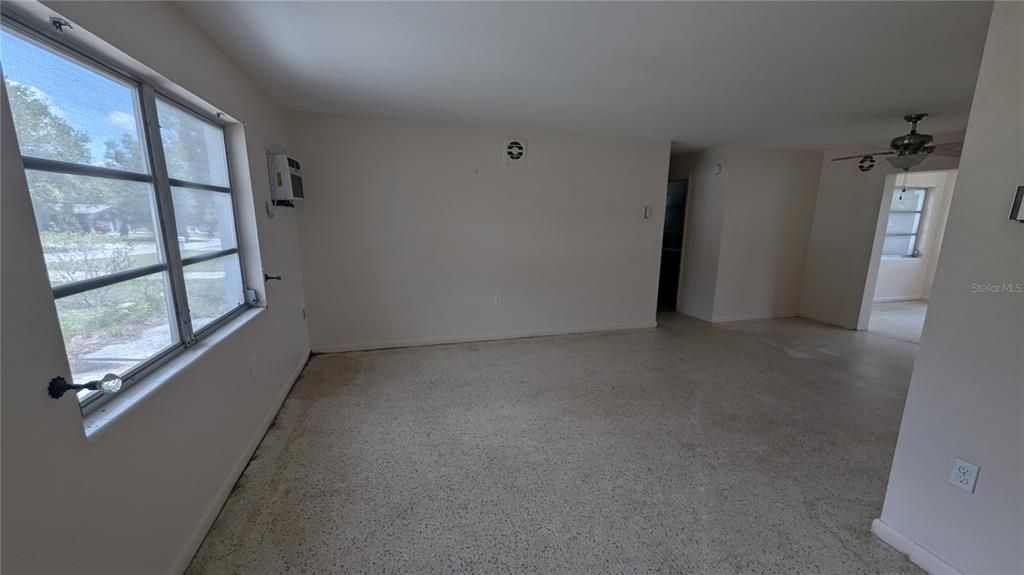 Active With Contract: $123,500 (1 beds, 1 baths, 1040 Square Feet)