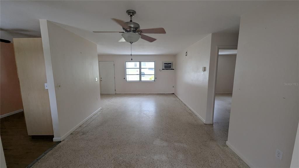 Active With Contract: $123,500 (1 beds, 1 baths, 1040 Square Feet)