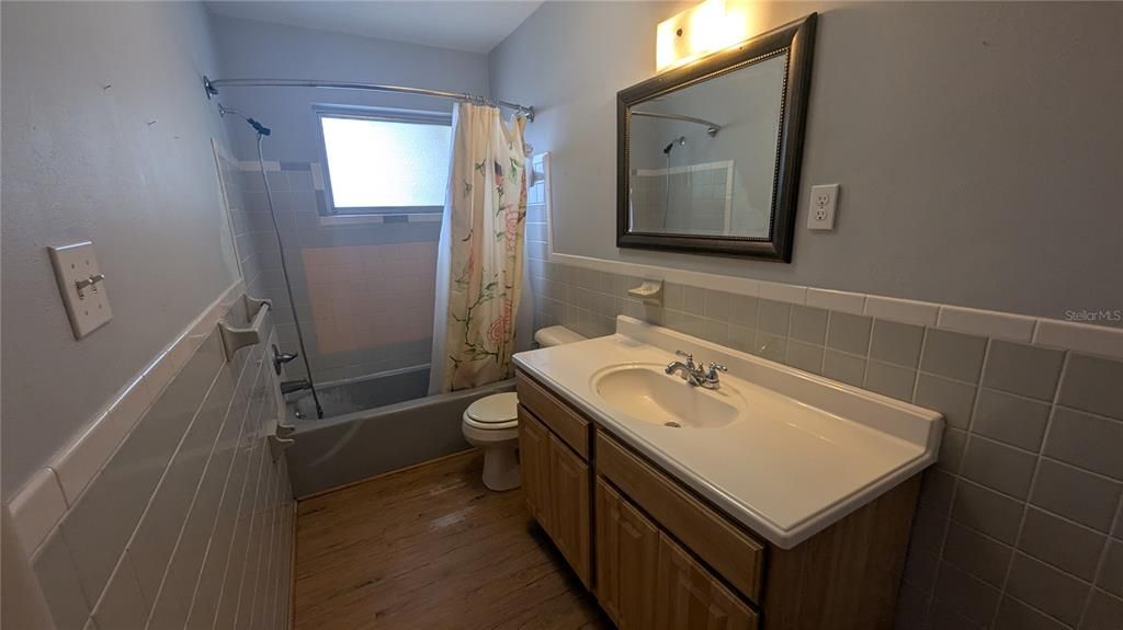 Active With Contract: $123,500 (1 beds, 1 baths, 1040 Square Feet)