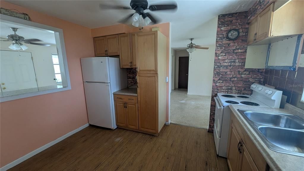 Active With Contract: $123,500 (1 beds, 1 baths, 1040 Square Feet)