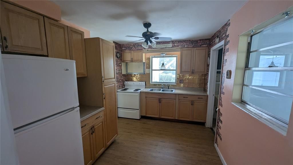 Active With Contract: $123,500 (1 beds, 1 baths, 1040 Square Feet)