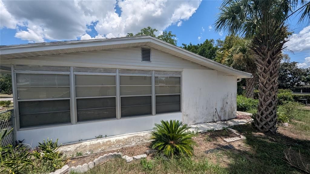 Active With Contract: $123,500 (1 beds, 1 baths, 1040 Square Feet)