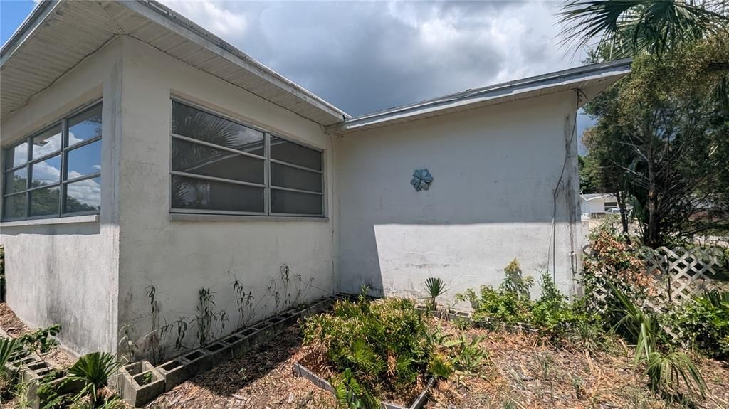 Active With Contract: $123,500 (1 beds, 1 baths, 1040 Square Feet)