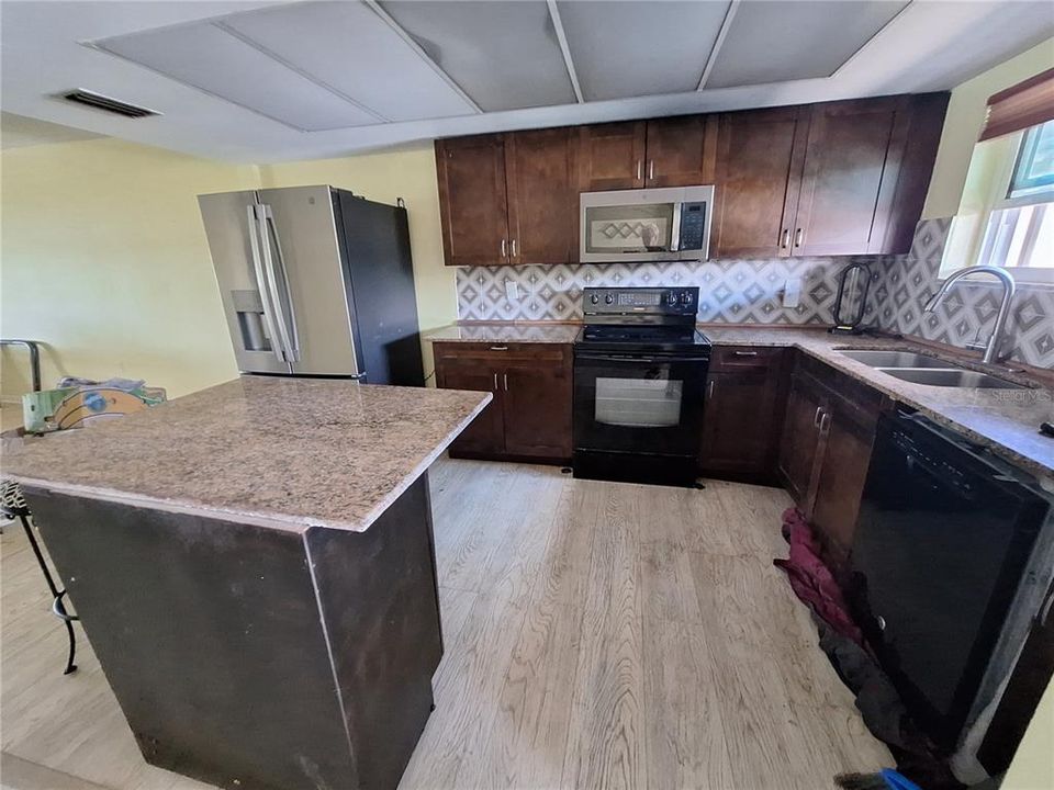 待售: $119,000 (2 贝兹, 2 浴室, 1388 平方英尺)