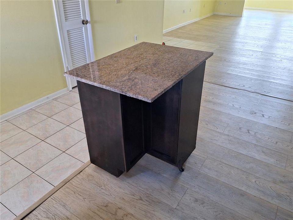 待售: $119,000 (2 贝兹, 2 浴室, 1388 平方英尺)