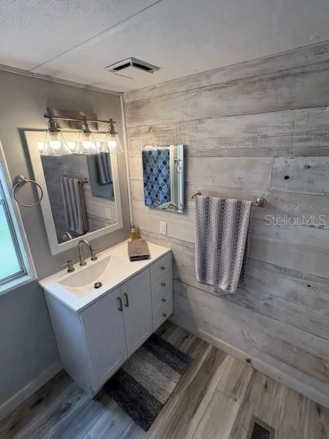 На продажу: $119,900 (2 спален, 1 ванн, 770 Квадратных фут)