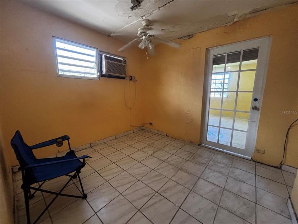 На продажу: $179,000 (4 спален, 2 ванн, 1200 Квадратных фут)