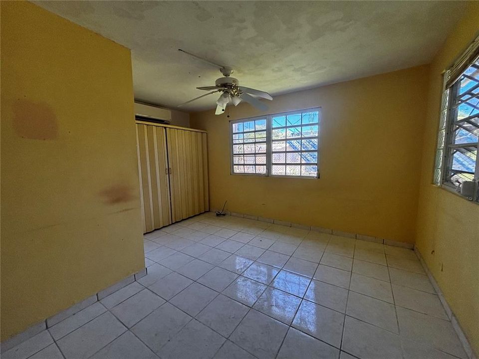 На продажу: $179,000 (4 спален, 2 ванн, 1200 Квадратных фут)