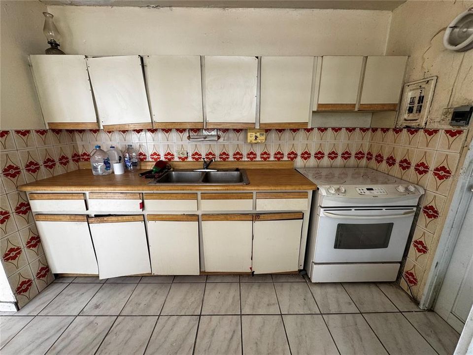 На продажу: $179,000 (4 спален, 2 ванн, 1200 Квадратных фут)