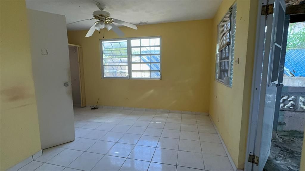 На продажу: $179,000 (4 спален, 2 ванн, 1200 Квадратных фут)