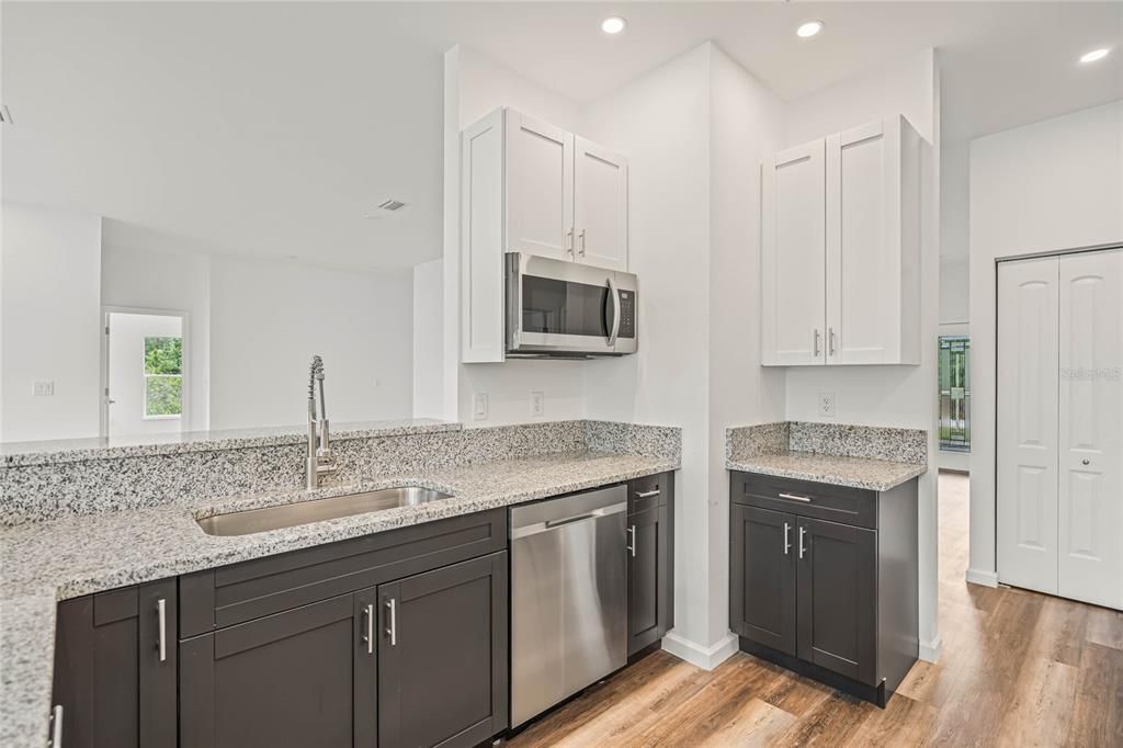 En Venta: $429,000 (4 camas, 2 baños, 1938 Pies cuadrados)