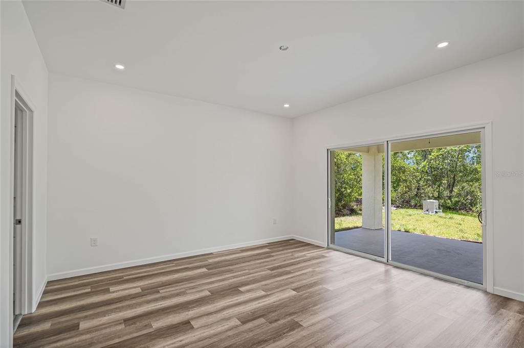 En Venta: $429,000 (4 camas, 2 baños, 1938 Pies cuadrados)