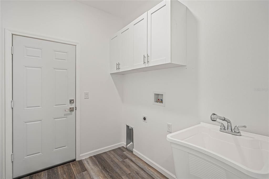 En Venta: $429,000 (4 camas, 2 baños, 1938 Pies cuadrados)