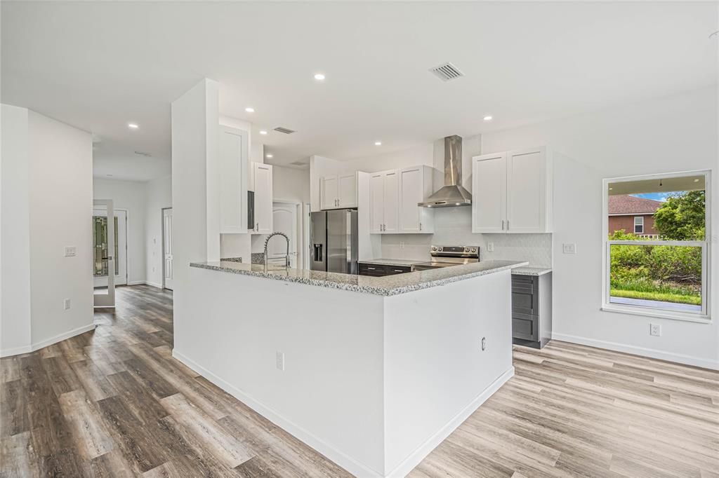 En Venta: $429,000 (4 camas, 2 baños, 1938 Pies cuadrados)