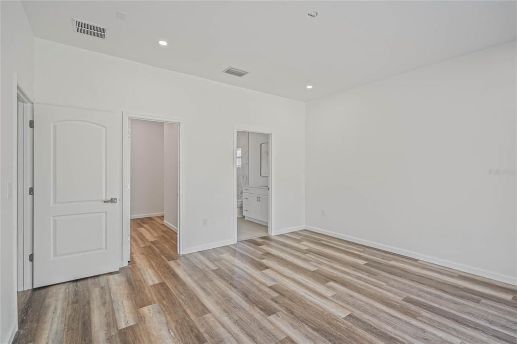 En Venta: $429,000 (4 camas, 2 baños, 1938 Pies cuadrados)