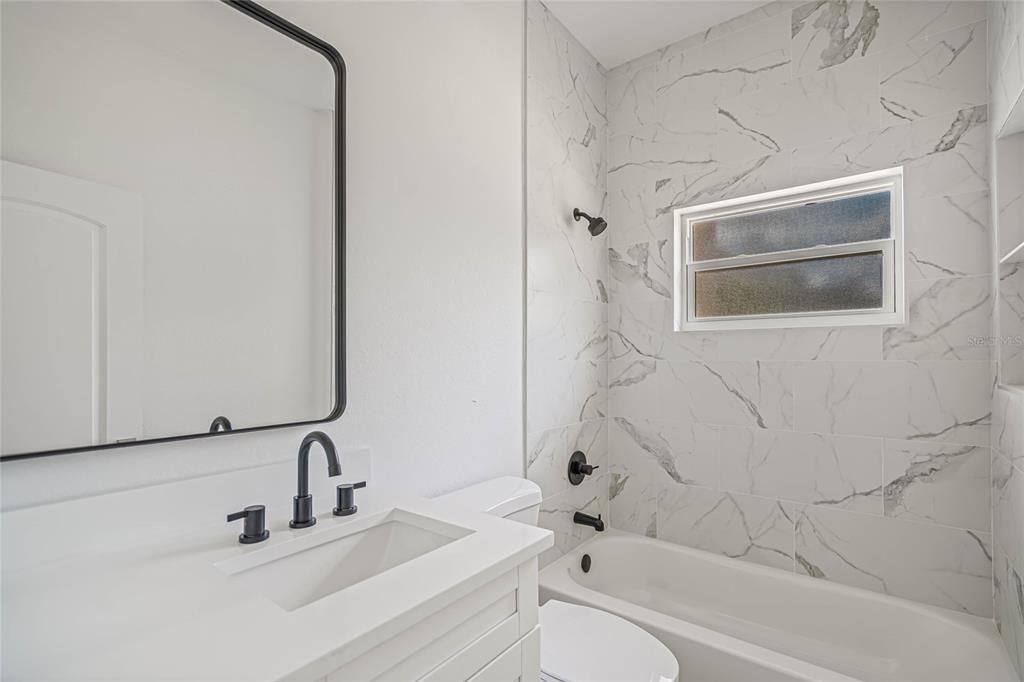 En Venta: $429,000 (4 camas, 2 baños, 1938 Pies cuadrados)