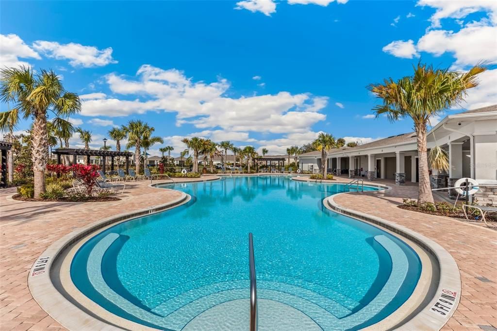 Activo con contrato: $402,990 (4 camas, 2 baños, 2045 Pies cuadrados)