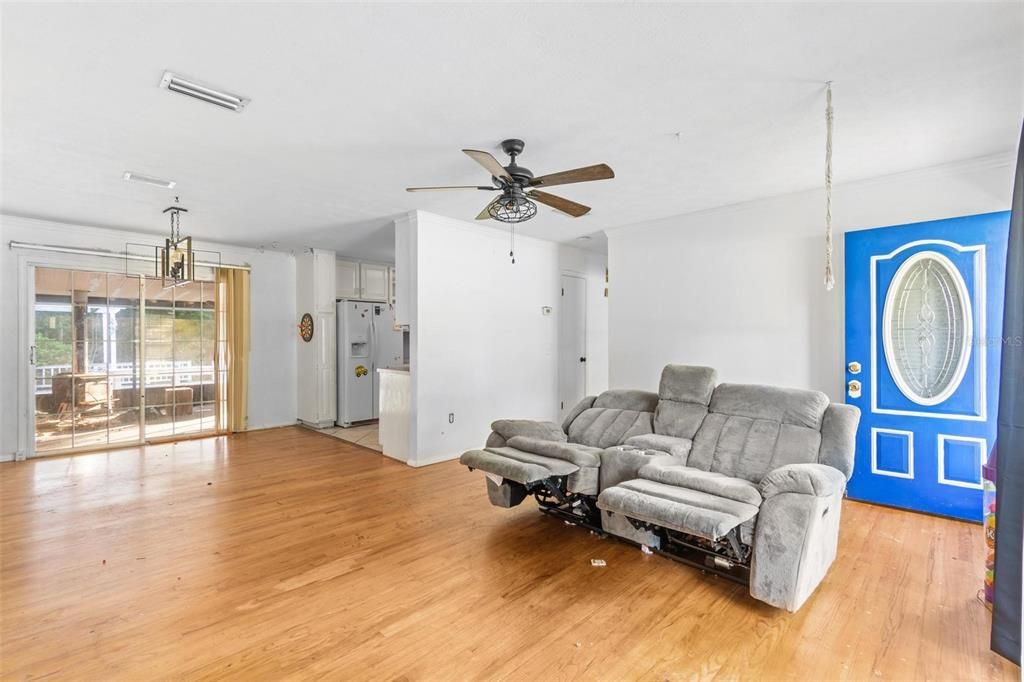 На продажу: $244,000 (4 спален, 2 ванн, 1339 Квадратных фут)