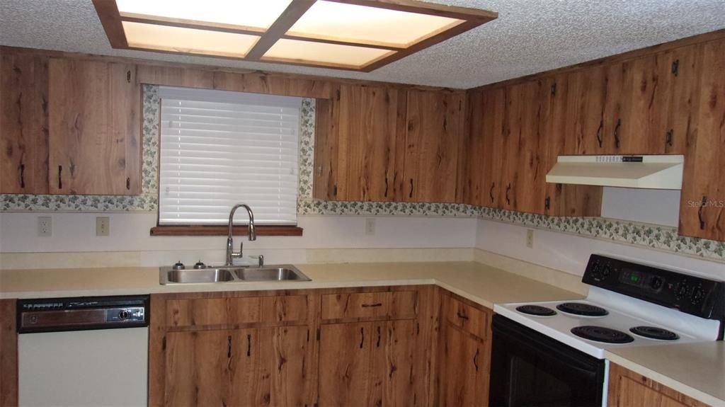 Active With Contract: $144,777 (2 beds, 2 baths, 1144 Square Feet)