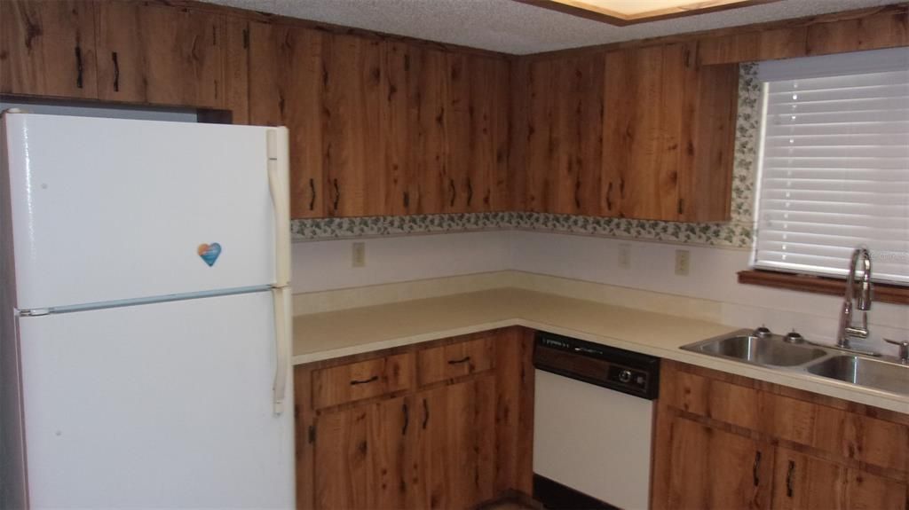 Active With Contract: $144,777 (2 beds, 2 baths, 1144 Square Feet)