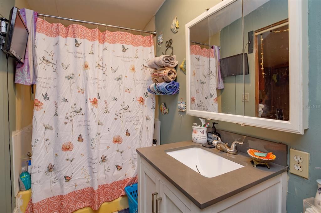 For Sale: $165,000 (3 beds, 2 baths, 924 Square Feet)