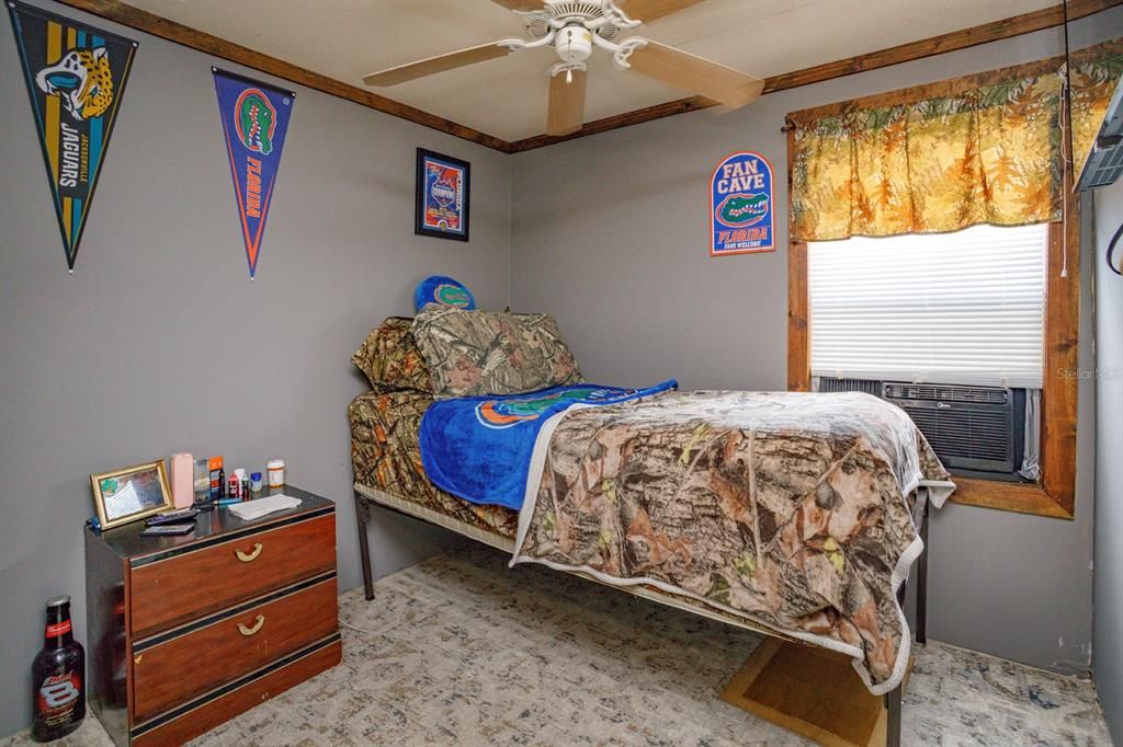 For Sale: $165,000 (3 beds, 2 baths, 924 Square Feet)