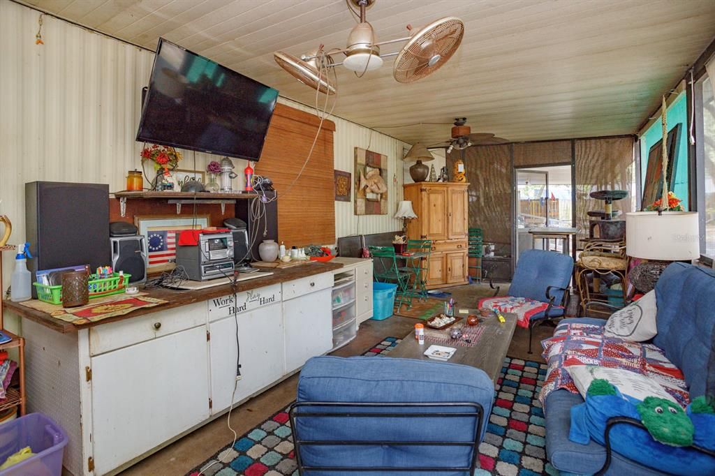 For Sale: $165,000 (3 beds, 2 baths, 924 Square Feet)