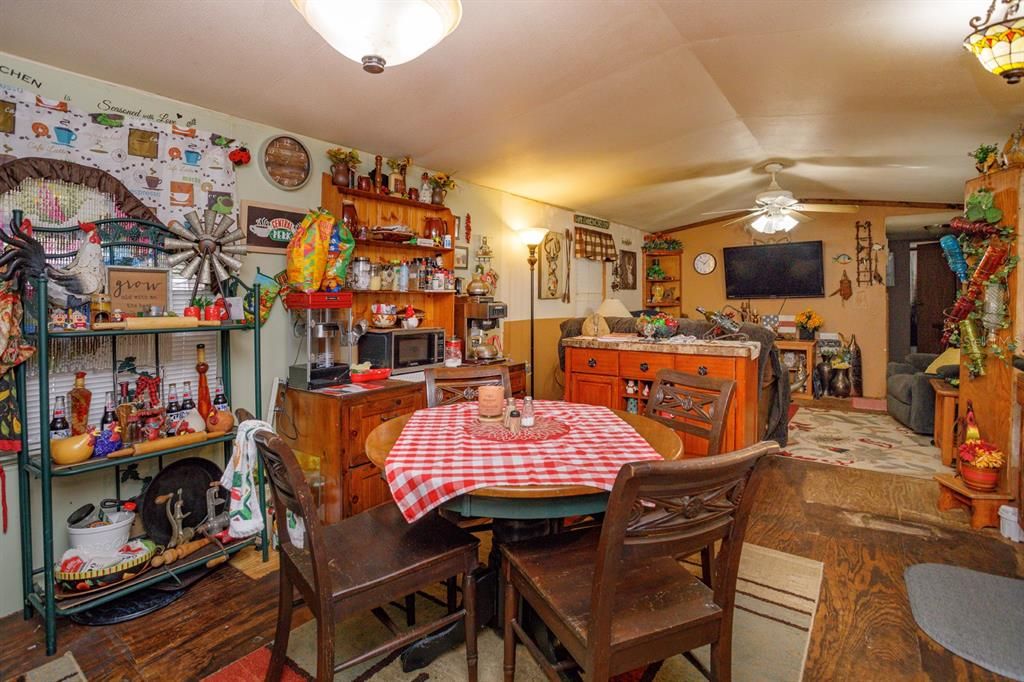 For Sale: $165,000 (3 beds, 2 baths, 924 Square Feet)