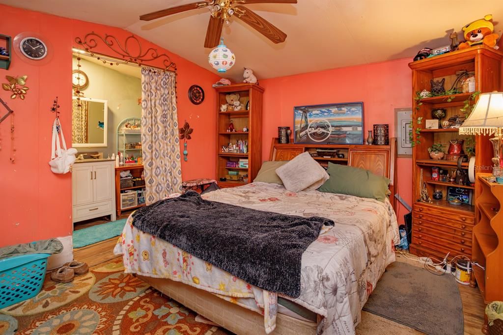 For Sale: $165,000 (3 beds, 2 baths, 924 Square Feet)