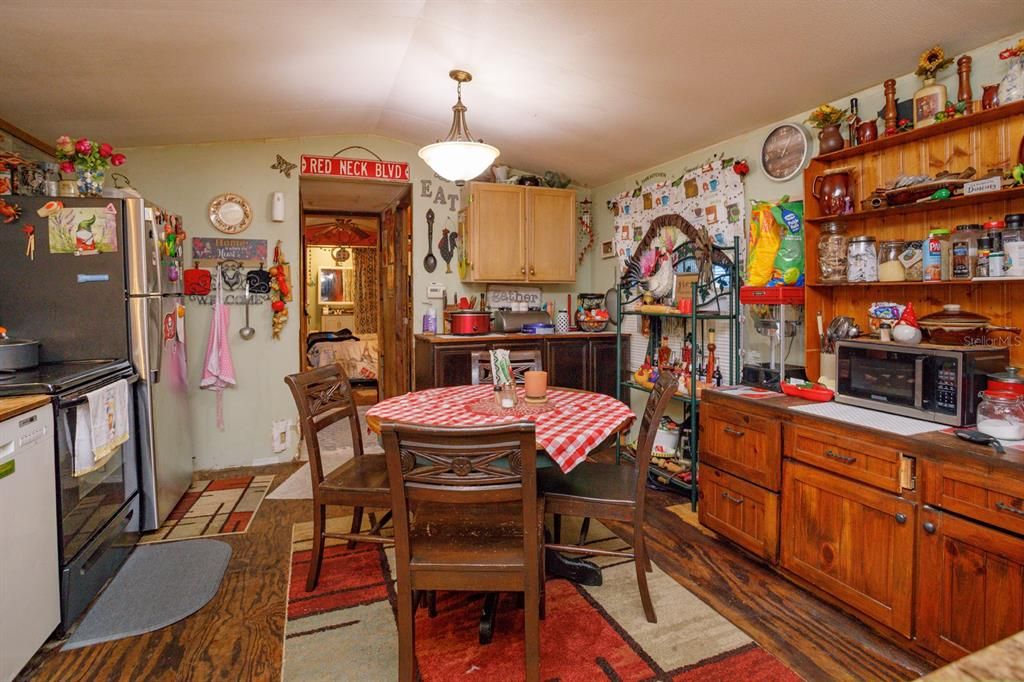 For Sale: $165,000 (3 beds, 2 baths, 924 Square Feet)