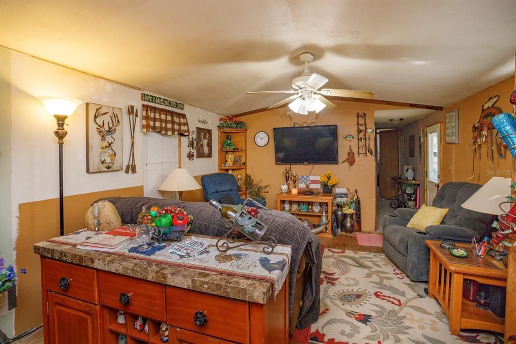 For Sale: $165,000 (3 beds, 2 baths, 924 Square Feet)