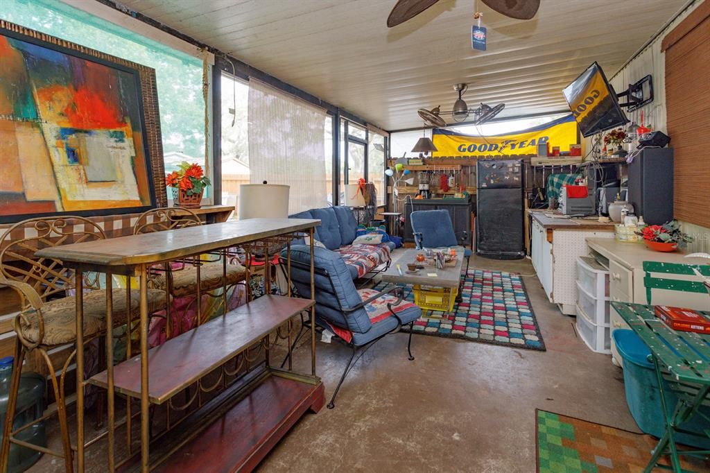 For Sale: $165,000 (3 beds, 2 baths, 924 Square Feet)