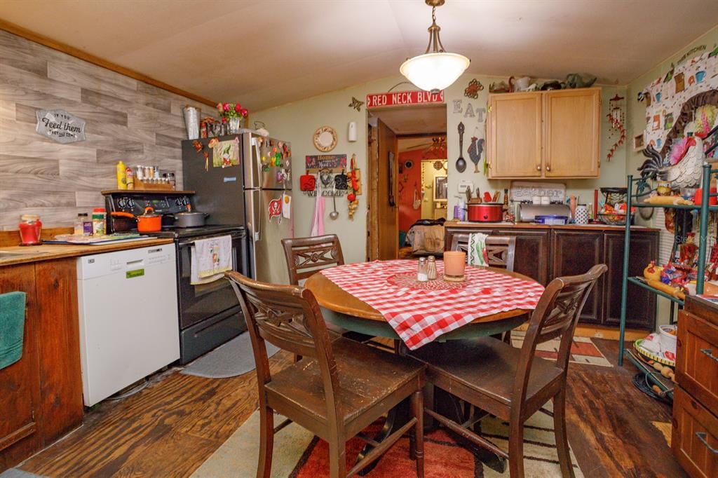 For Sale: $165,000 (3 beds, 2 baths, 924 Square Feet)