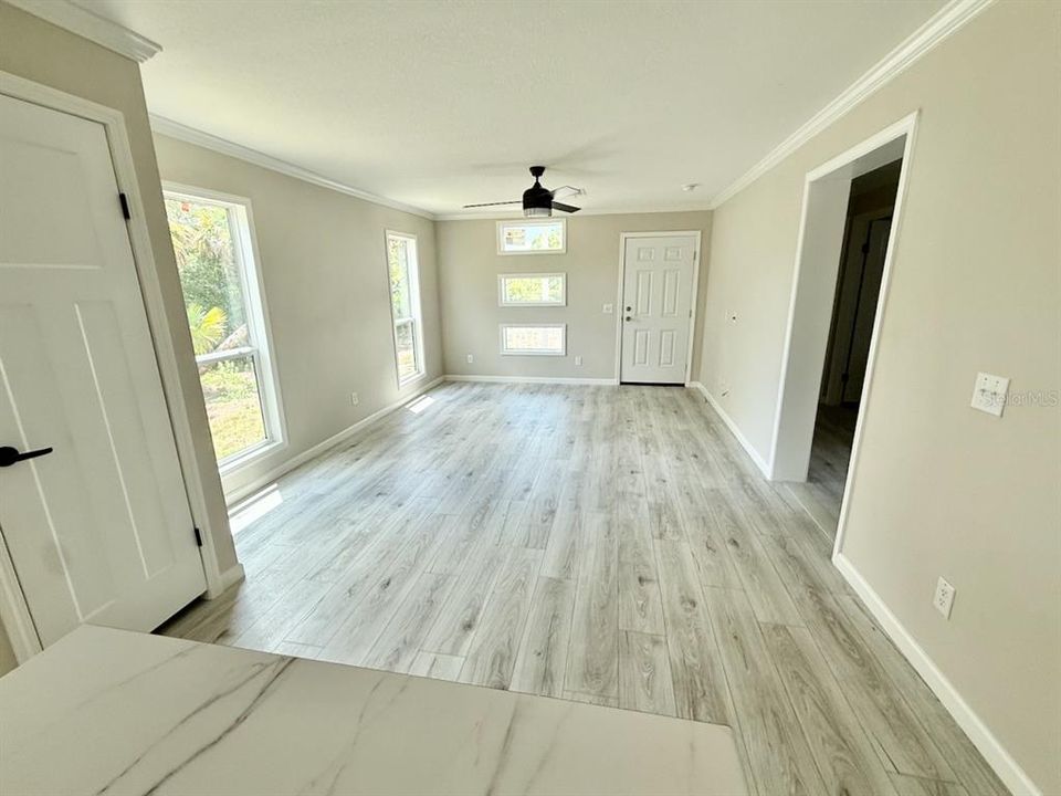 待售: $275,000 (3 贝兹, 2 浴室, 1387 平方英尺)