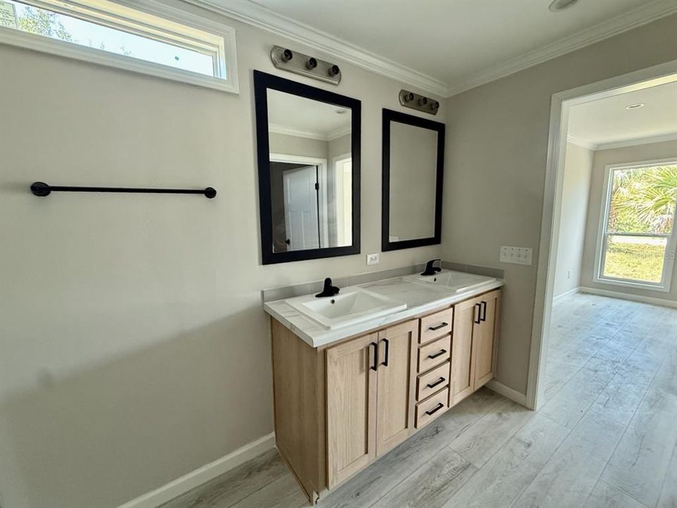 待售: $275,000 (3 贝兹, 2 浴室, 1387 平方英尺)