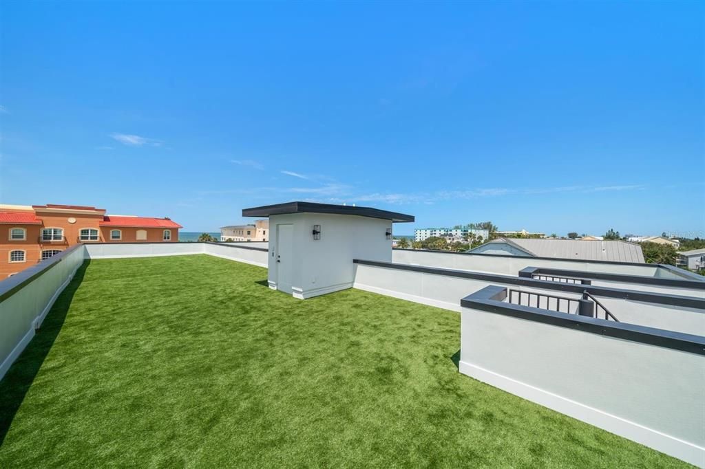 合同活跃: $1,995,000 (4 贝兹, 4 浴室, 3320 平方英尺)