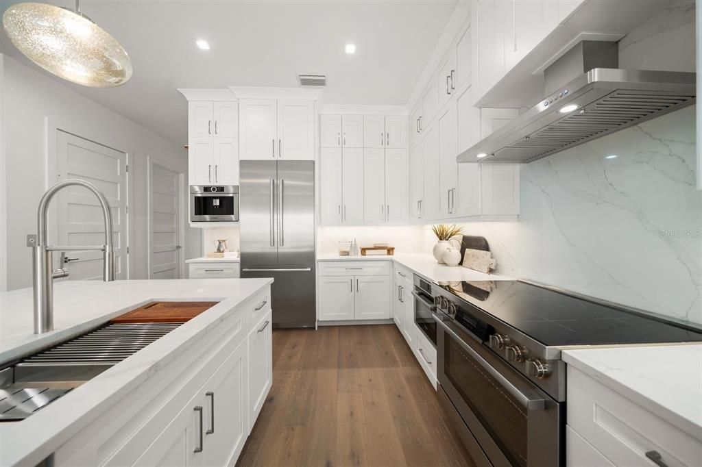 合同活跃: $1,995,000 (4 贝兹, 4 浴室, 3320 平方英尺)