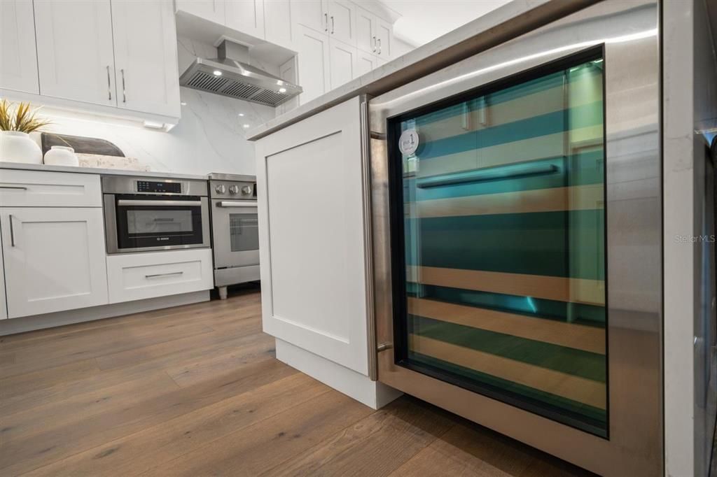 合同活跃: $1,995,000 (4 贝兹, 4 浴室, 3320 平方英尺)