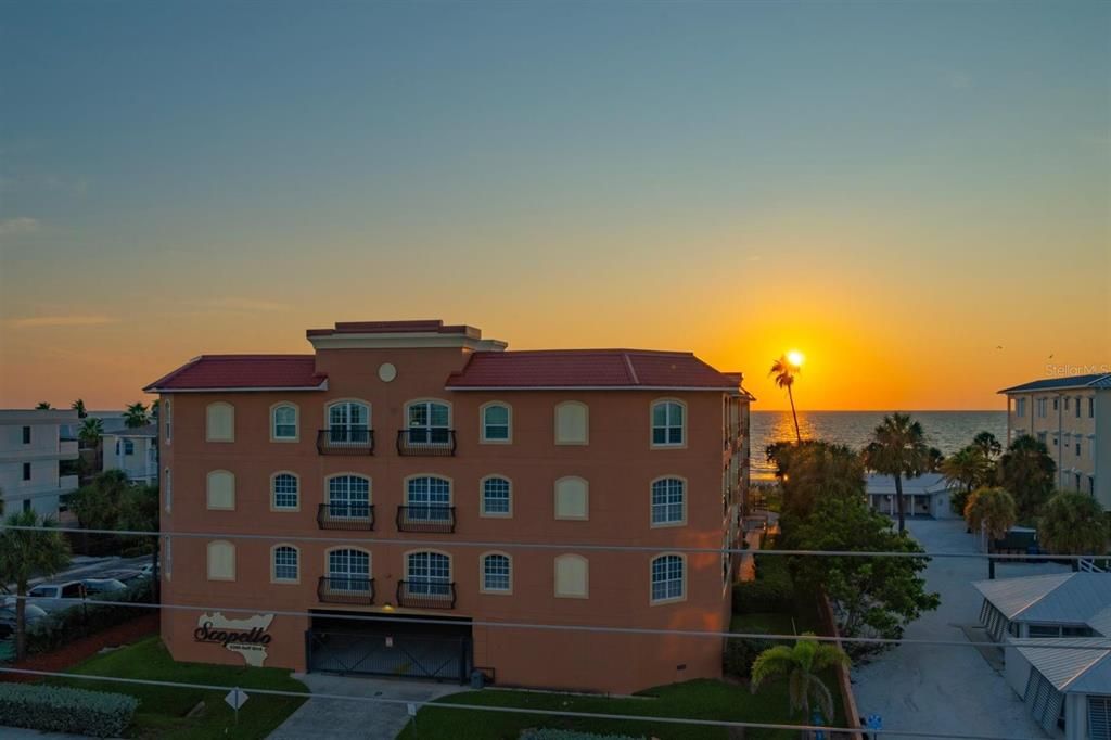 合同活跃: $1,995,000 (4 贝兹, 4 浴室, 3320 平方英尺)