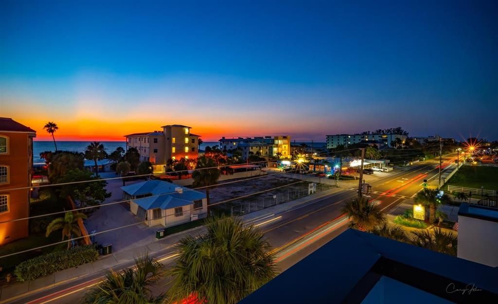 合同活跃: $1,995,000 (4 贝兹, 4 浴室, 3320 平方英尺)