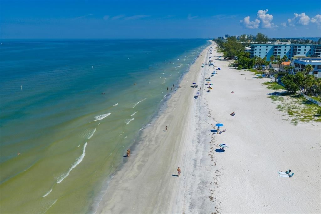 合同活跃: $1,995,000 (4 贝兹, 4 浴室, 3320 平方英尺)