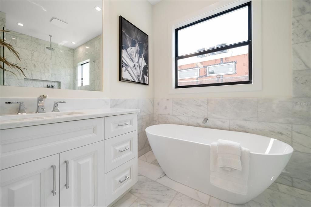 合同活跃: $1,995,000 (4 贝兹, 4 浴室, 3320 平方英尺)