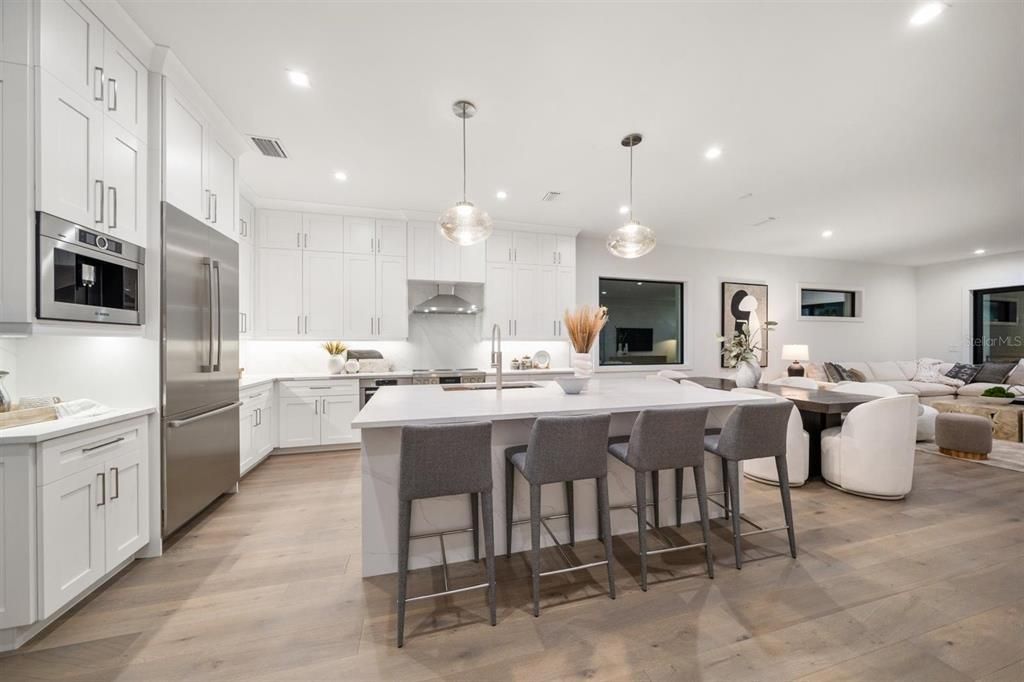 合同活跃: $1,995,000 (4 贝兹, 4 浴室, 3320 平方英尺)