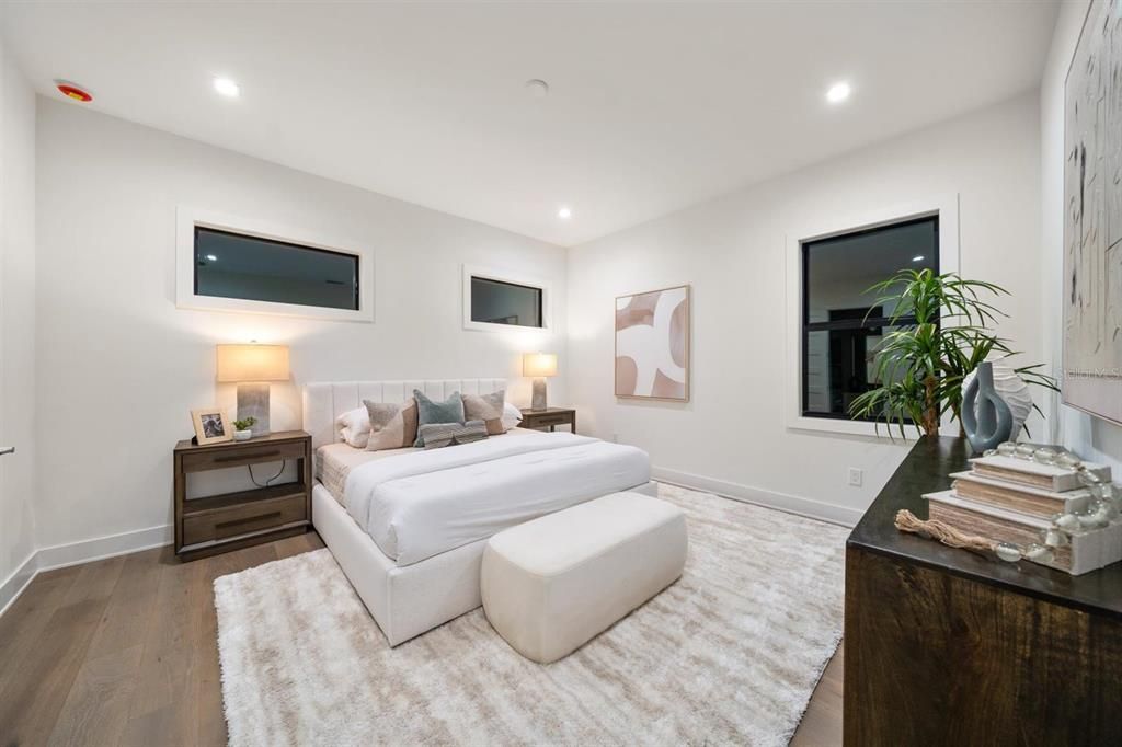 合同活跃: $1,995,000 (4 贝兹, 4 浴室, 3320 平方英尺)