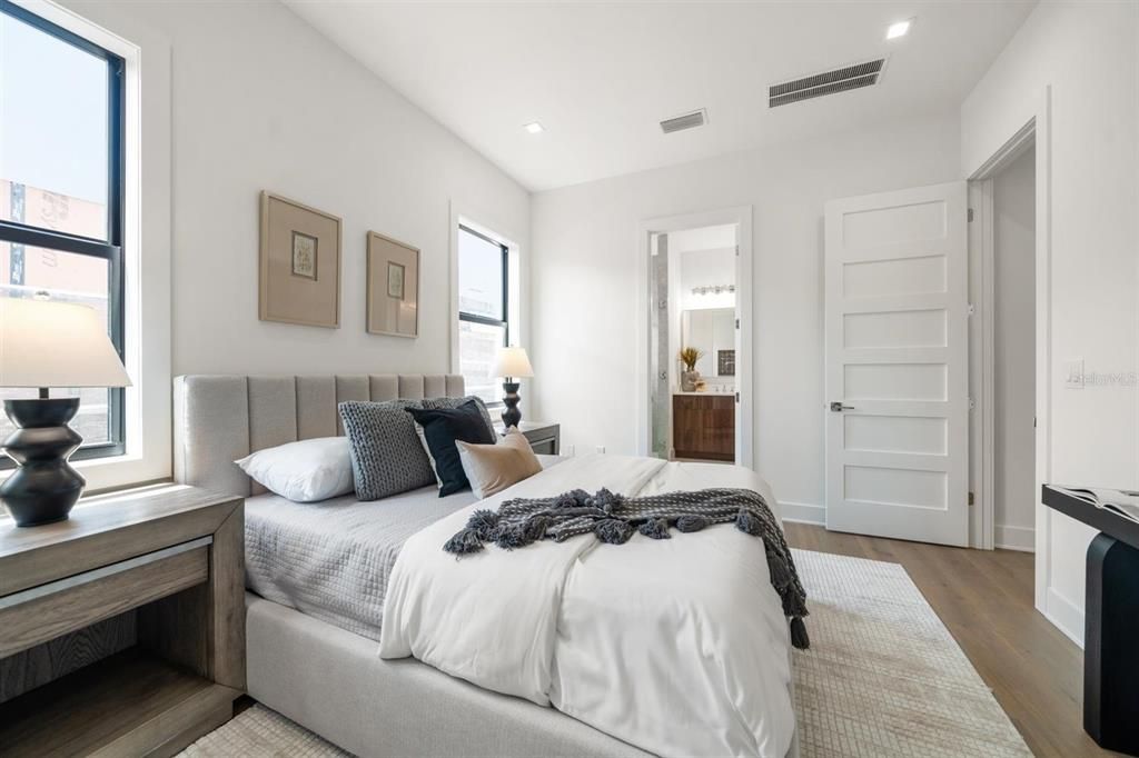 合同活跃: $1,995,000 (4 贝兹, 4 浴室, 3320 平方英尺)