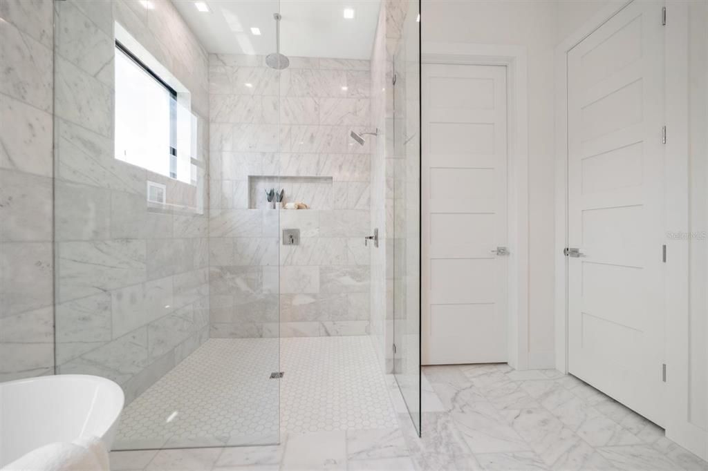 合同活跃: $1,995,000 (4 贝兹, 4 浴室, 3320 平方英尺)