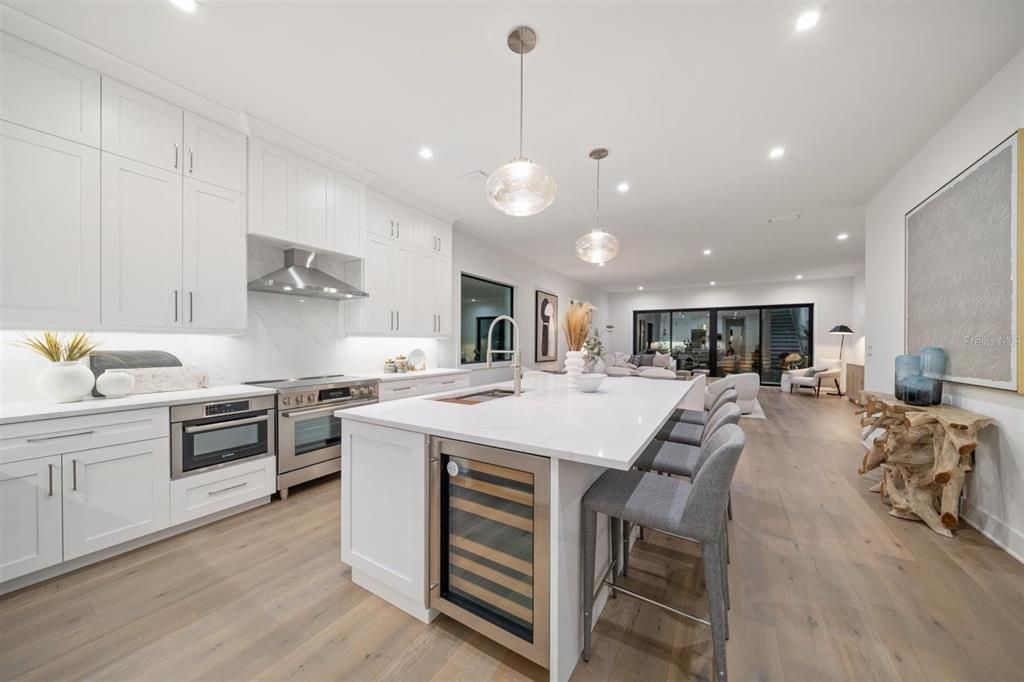 合同活跃: $1,995,000 (4 贝兹, 4 浴室, 3320 平方英尺)